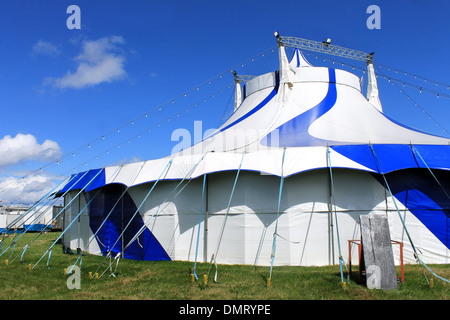 Blu e bianca a strisce tenda del circo in campo. Foto Stock