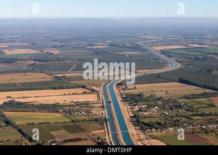 Canale di irrigazione centrale agricoltura Cile Foto Stock