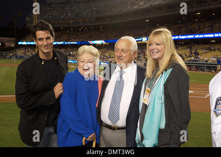 Il Los Angeles Dodgers celebrato Tommy Lasordas sessantesimo anno con l'organizzazione il venerdì ottobre, 2a. Tommy e sua moglie Jo erano di presenze per cerimonie. Ex del costume da bagno illustrata sport Cover model Cheryl Tiegs pone con il Lasordas. (Credito Immagine: © Tony Leon/Southcreek globale/ZUMApress.com) Foto Stock