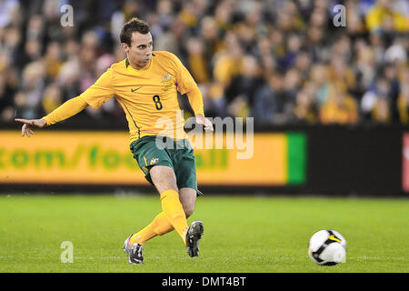 MELBOURNE, Australia - 14 ottobre: Luke Wilkshire dall Australia passa la palla in un AFC Asian Cup 2011 match tra Australia e Oman al Etihad Stadium il 14 ottobre 2009 a Melbourne, Australia. (Credito Immagine: © Sydney bassa/Southcreek globale/ZUMApress.com) Foto Stock
