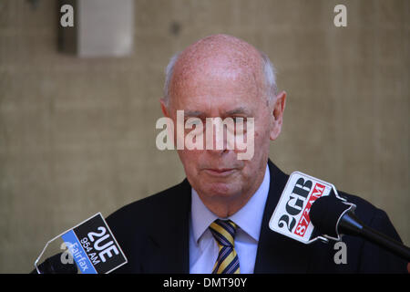 Al di fuori di Sydney Centro di polizia, Goulburn Street Surry Hills, Sydney, NSW, Australia. Il 17 dicembre 2013. Michael Lonie, NSW Stato direttore, National Retail Association parla di media circa il funzionamento Lightfingers. Ufficiali attaccata alla Redfern Regione plotone di esecuzione, assistito dalla polizia di Sydney City, Leichhardt e sobborghi Orientali Area Locale comandi, ha lavorato in collaborazione con prevenzione di perdita di personale da parte di un certo numero di grandi magazzini e mirate proprietà sistematico furto. Credito: Richard Milnes/Alamy Live News Foto Stock