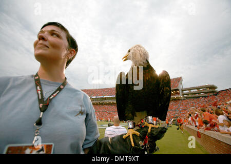 5 Settembre 2009: La Auburn University WAr Eagle viene messo sul display per i tifosi durante la prima metà del il match tra Louisiana Tech University e Auburn University a Jordan-Hare Stadium di Auburn, AL CREDITO (Immagine: © Donald pagina/Southcreek globale/ZUMApress.com) Foto Stock