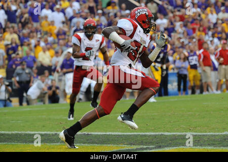 Accesso disaggregato alla rete locale di sicurezza gratuita, Gerren Blount, restituisce un pass intercettati durante il sabato sera la sfida tra le università di Lafayette, in Louisiana e LSU in Tiger Stadium. La LSU avrebbe vinto il gioco 31-3. (Credito Immagine: © Stacy Revere/Southcreek globale/ZUMApress.com) Foto Stock