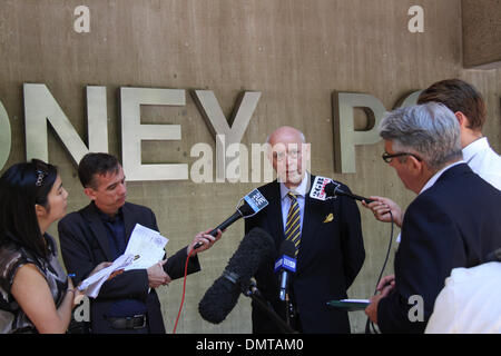 Al di fuori di Sydney Centro di polizia, Goulburn Street Surry Hills, Sydney, NSW, Australia. Il 17 dicembre 2013. Michael Lonie, NSW Stato direttore, National Retail Association parla di media circa il funzionamento Lightfingers. Ufficiali attaccata alla Redfern Regione plotone di esecuzione, assistito dalla polizia di Sydney City, Leichhardt e sobborghi Orientali Area Locale comandi, ha lavorato in collaborazione con prevenzione di perdita di personale da parte di un certo numero di grandi magazzini e mirate proprietà sistematico furto. Credito: Richard Milnes/Alamy Live News Foto Stock