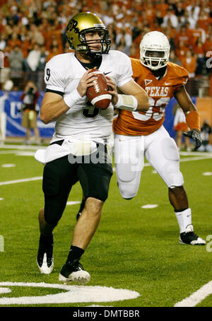 Colorado QB Tyler Hansen guarda per un ricevitore downfield sotto Hot Pursuit dal Texas's Lamarr Houston. (Credito Immagine: © Joe Nicola/Southcreek globale/ZUMApress.com) Foto Stock