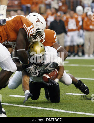 Texas linebacker Emmanuel Acho, collabora con Lamarr Houston (33) per portare giù il Colorado running back Rodney Stewart nel primo trimestre azione di gioco di Colorado Il 10 ottobre 2009. (Credito Immagine: © Joe Nicola/Southcreek globale/ZUMApress.com) Foto Stock