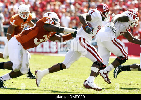 17 Ottobre 09: Oklahoma running back Demarco Murray tenta la fuga Lamarr Houston, ma è tirato verso il basso per una perdita sul gioco. (Credito Immagine: © Joe Nicola/Southcreek globale/ZUMApress.com) Foto Stock