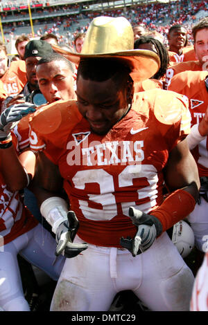 17 Ottobre 09: Texas tackle difensivo, Lamarr Houston cerca sul Golden Hat per dimensione dopo i giocatori del Longhorn' vittoria 16-13 sopra il Sooners. (Credito Immagine: © Joe Nicola/Southcreek globale/ZUMApress.com) Foto Stock