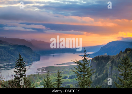 Tramonto su Vista House on Crown Point presso la Columbia River Gorge in Oregon con Beacon Rock nello Stato di Washington Foto Stock