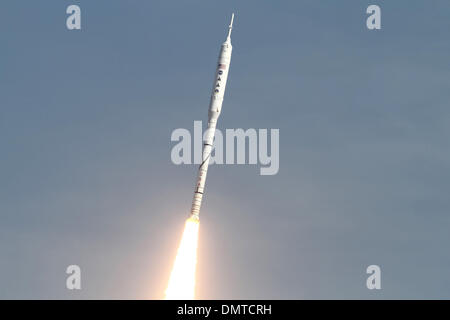 La NASA ha lanciato la Ares 1-X a razzo dalla piazzola di lancio 39B al Kennedy Space Center. (Credito Immagine: © Don Montague/Southcreek globale/ZUMApress.com) Foto Stock