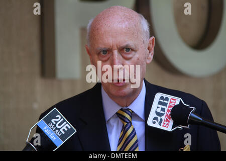 Al di fuori di Sydney Centro di polizia, Goulburn Street Surry Hills, Sydney, NSW, Australia. Il 17 dicembre 2013. Michael Lonie, NSW Stato direttore, National Retail Association parla di media circa il funzionamento Lightfingers. Ufficiali attaccata alla Redfern Regione plotone di esecuzione, assistito dalla polizia di Sydney City, Leichhardt e sobborghi Orientali Area Locale comandi, ha lavorato in collaborazione con prevenzione di perdita di personale da parte di un certo numero di grandi magazzini e mirate proprietà sistematico furto. Credito: Richard Milnes/Alamy Live News Foto Stock