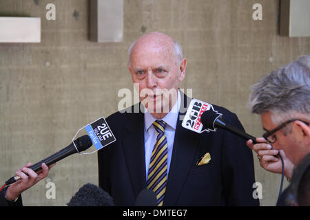 Al di fuori di Sydney Centro di polizia, Goulburn Street Surry Hills, Sydney, NSW, Australia. Il 17 dicembre 2013. Michael Lonie, NSW Stato direttore, National Retail Association parla di media circa il funzionamento Lightfingers. Ufficiali attaccata alla Redfern Regione plotone di esecuzione, assistito dalla polizia di Sydney City, Leichhardt e sobborghi Orientali Area Locale comandi, ha lavorato in collaborazione con prevenzione di perdita di personale da parte di un certo numero di grandi magazzini e mirate proprietà sistematico furto. Credito: Richard Milnes/Alamy Live News Foto Stock