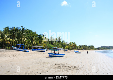 Fihing barca sulla spiaggia di Playa Sámara,Costa Rica Foto Stock