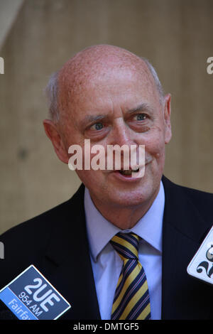 Al di fuori di Sydney Centro di polizia, Goulburn Street Surry Hills, Sydney, NSW, Australia. Il 17 dicembre 2013. Michael Lonie, NSW Stato direttore, National Retail Association parla di media circa il funzionamento Lightfingers. Ufficiali attaccata alla Redfern Regione plotone di esecuzione, assistito dalla polizia di Sydney City, Leichhardt e sobborghi Orientali Area Locale comandi, ha lavorato in collaborazione con prevenzione di perdita di personale da parte di un certo numero di grandi magazzini e mirate proprietà sistematico furto. Credito: Richard Milnes/Alamy Live News Foto Stock