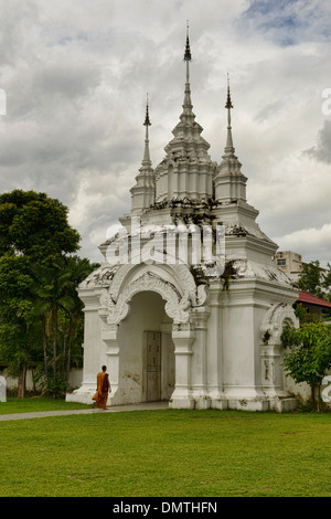 Monaco a piedi attraverso il cancello di ingresso al Wat Suan Dok tempio, Chiang Mai, Thailandia Foto Stock