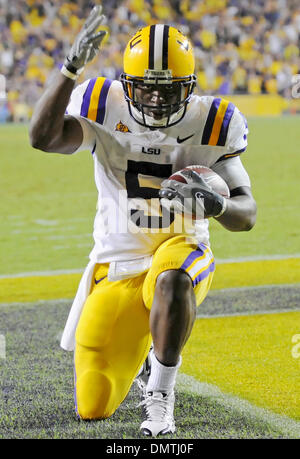 La LSU running back, Keiland Williams, celebra un touchdown durante il sabato sera SEC match tra Vanderbilt Commodores e la LSU Tigers in Tiger Stadium. La LSU avrebbe vinto il gioco 23-9. (Credito Immagine: © Stacy Revere/Southcreek globale/ZUMApress.com) Foto Stock