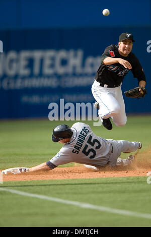 Seattle Mariners sinistra fielder Michael Saunders #55 è contrassegnato a seconda base da Toronto Blue Jays interbase John McDonald #6 presso il Rogers Centre di Toronto in un gioco di MLB tra i Seattle Mariners e il Toronto Blue Jays..Blue Jays ha vinto 5-4...*****per solo uso editoriale* (credito Immagine: © Nick Turchiaro/Southcreek globale/ZUMApress.com) Foto Stock