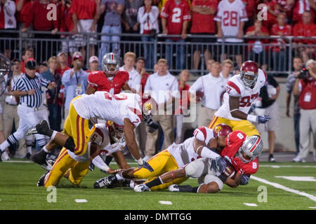 12 Settembre 2009: Ohio State Buckeyes DeVier Possey (8) viene affrontato durante il NCAA college partita di calcio tra la USC Trojans e la Ohio State Buckeyes presso lo Stadio Ohio in Columbus, Ohio. Il #3 USC Trojans raccolse per sconfiggere #7 Ohio State 18-15 davanti a una folla record di 106,033 ventilatori in Ohio Stadium. (Credito Immagine: © Frank Jansky/Southcreek globale/ZUMApress.com) Foto Stock