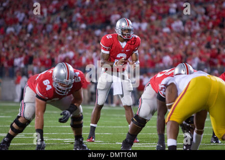 12 Settembre 2009: Ohio State Buckeyes quarterback Terrell Pryor (2) legge la difesa prima di snap durante il NCAA college partita di calcio tra la USC Trojans e la Ohio State Buckeyes presso lo Stadio Ohio in Columbus, Ohio. Il #3 USC Trojans raccolse per sconfiggere #7 Ohio State 18-15 davanti a una folla record di 106,033 ventilatori in Ohio Stadium. (Credito Immagine: © Frank Jansky/Southcreek Foto Stock