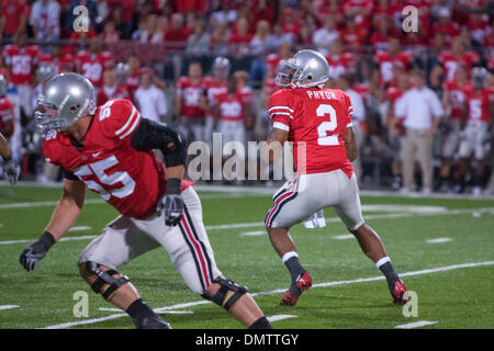 12 Settembre 2009: Ohio State Buckeyes quarterback Terrell Pryor (2) è indietro per passare durante il NCAA college partita di calcio tra la USC Trojans e la Ohio State Buckeyes presso lo Stadio Ohio in Columbus, Ohio. Il #3 USC Trojans raccolse per sconfiggere #7 Ohio State 18-15 davanti a una folla record di 106,033 ventilatori in Ohio Stadium. (Credito Immagine: © Frank Jansky/Southcreek globale/ZUMApress.co Foto Stock