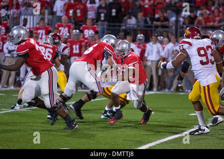 12 Settembre 2009: Ohio State Buckeyes quarterback Terrell Pryor (2) corre fuori dalla tasca durante il NCAA college partita di calcio tra la USC Trojans e la Ohio State Buckeyes presso lo Stadio Ohio in Columbus, Ohio. Il #3 USC Trojans raccolse per sconfiggere #7 Ohio State 18-15 davanti a una folla record di 106,033 ventilatori in Ohio Stadium. (Credito Immagine: © Frank Jansky/Southcreek globale/ZUMAp Foto Stock