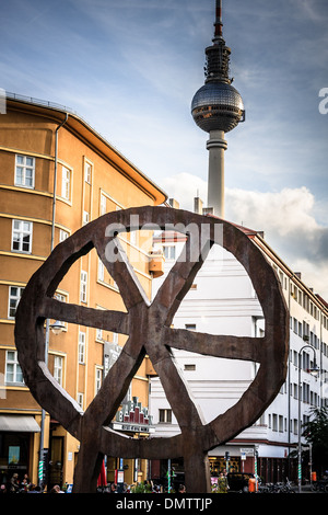 Scultura circolare e la torre della televisione su Rosa-Luxemburg Square, Berlino, Germania Foto Stock