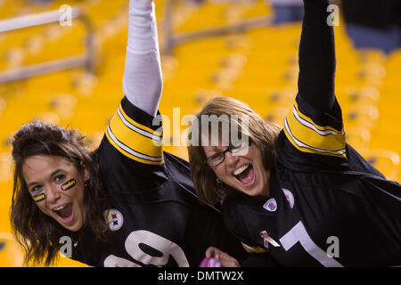 04 ottobre 2009: Pittsburgh Steelers fans celebrare una vittoria di Steelers seguendo la NFL partita di calcio tra San Diego Chargers e Pittsburgh Steelers a Heinz Field di Pittsburgh, in Pennsylvania. Lo Steelers ha sconfitto i caricatori 38-28. (Credito Immagine: © Frank Jansky/Southcreek globale/ZUMApress.com) Foto Stock