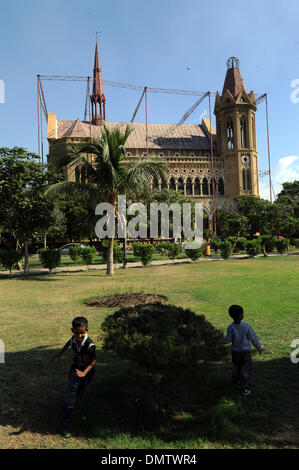 Di Karachi, Pakistan. Xvii Dec, 2013. Due bambini giocano nella parte anteriore del Frere Hall a Karachi, nel sud del Pakistan, Dic 15, 2013. © Huang Zongzhi/Xinhua/Alamy Live News Foto Stock