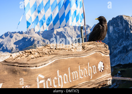 Bandiera bavarese in cima alla montagna osservatorio, Alpspitze Garmisch Partenkirchen, Germania Foto Stock