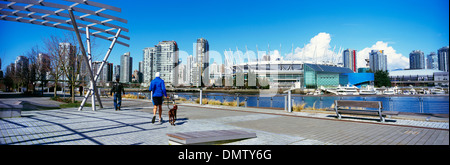 Vancouver, BC, British Columbia, Canada - Vista Panoramica di BC Place Stadium e dello skyline della città a False Creek Foto Stock