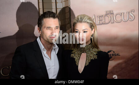 Berlino, Germania. Xvi Dec, 2013. Attori Olivier Martinez e Emma Rigby frequentare il tedesco Premiere di "Medico' su dicembre 16, 2013 a Berlino, Germania. © dpa/Alamy Live News Foto Stock