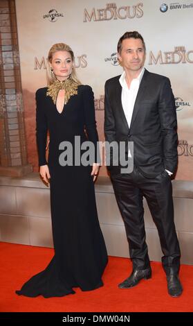 Berlino, Germania. Xvi Dec, 2013. Attori Olivier Martinez e Emma Rigby frequentare il tedesco Premiere di "Medico' su dicembre 16, 2013 a Berlino, Germania. © dpa/Alamy Live News Foto Stock