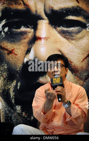 Singapore. Xvii Dec, 2013. Attore Jackie Chan assiste la conferenza stampa del film 'Polizia storia 2013" presso il Marina Bay Sands ArtScience Museum di Singapore su dicembre 17, 2013. Filmato "Storia di polizia 2013' premiered in Singapore su Martedì. Credito: Quindi Chih Wey/Xinhua/Alamy Live News Foto Stock