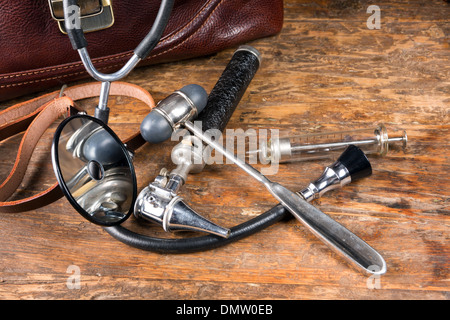 Medico del sacco e antichi strumenti medicali come uno stetoscopio, reflex martello e specchio di testa Foto Stock