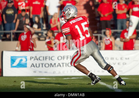 Università del Nuovo Messico. Università del Nuovo Messico testa quarterback Donovan Porterie (15) cercando il suo compagno di squadra. L'Università del New Mexico è stato sconfitto da Air Force Academy 13-37 all'Università del New Mexico Football Stadium, presso l'Università del New Mexico di Albuquerque, NM. (Credito Immagine: © lunga Nuygen/Southcreek globale/ZUMApress.com) Foto Stock