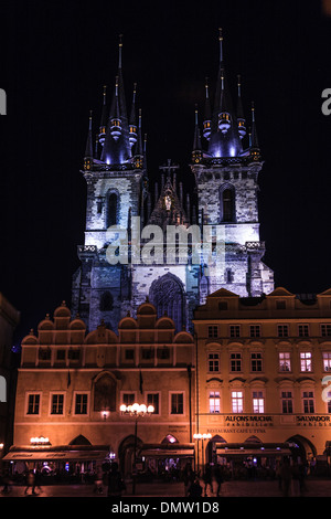 La chiesa di Nostra Signora di Tyn di notte, Praga Foto Stock