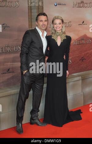 Berlino, Germania. Xvi Dec, 2013. Attori Olivier Martinez e Emma Rigby frequentare il tedesco Premiere di "Medico' su dicembre 16, 2013 a Berlino, Germania. Credito: dpa picture alliance/Alamy Live News Foto Stock