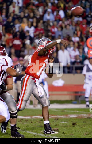 Università del Nuovo Messico quarterback Donovan Porterie (15) lancia la palla verso il basso campo. Università di Stato del New Mexico ha sconfitto University of New Mexico 17 - 20 all'Università del New Mexico Football Stadium di Albuquerque, Nuovo Messico. (Credito Immagine: © lunga Nuygen/Southcreek globale/ZUMApress.com) Foto Stock