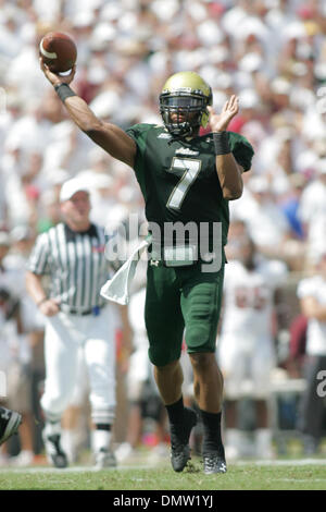Sett. 26, 2009 - Tallahassee, Florida, Stati Uniti - 26 Settembre 2009: Università di Florida del Sud quarterback BJ Daniels (7) genera un touchdown durante il secondo trimestre. L'Università della Florida del Sud tori ha vinto 17-7 in questo gioco di mezzogiorno a Doak S. Campbell Stadium di Tallahassee, FL. (Credito Immagine: © Southcreek globale/ZUMApress.com) Foto Stock