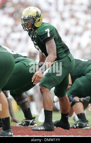 Sett. 26, 2009 - Tallahassee, Florida, Stati Uniti - 26 Settembre 2009: USF quarterback BJ Daniels prima di uno scatto durante il secondo trimestre. L'Università della Florida del Sud tori ha vinto 17-7 in questo gioco di mezzogiorno a Doak S. Campbell Stadium di Tallahassee, FL. (Credito Immagine: © Southcreek globale/ZUMApress.com) Foto Stock