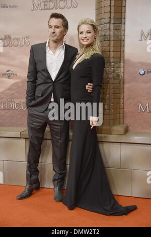 Berlino, Germania. Xvi Dec, 2013. Attori Olivier Martinez e Emma Rigby frequentare il tedesco Premiere di "Medico' su dicembre 16, 2013 a Berlino, Germania. Credito: dpa picture alliance/Alamy Live News Foto Stock