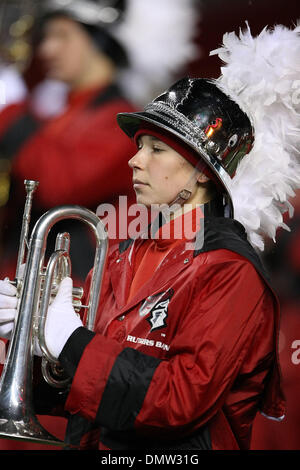 16 ottobre 2009 - Piscataway, New Jersey, Stati Uniti - 16 ottobre 2009; Piscataway, New Jersey: un membro della Rutgers Scarlet Knights marching band in azione di gioco durante la prima metà del gioco del NCAA Football gioco tra il Pittsburgh Panthers e la Rutgers Scarlet Knights giocato alla Rutgers Stadium di Piscataway, New Jersey. (Credito Immagine: © Southcreek globale/ZUMApress.com) Foto Stock