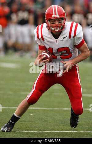 Ottobre 31, 2009 - Princeton, New Jersey, Stati Uniti - 31 ottobre 2009; Princeton, New Jersey: Cornell quarterback Ben Ganter #13 in azione di gioco durante la prima metà del gioco del NCAA Football gioco tra il Cornell Big Red e il Princeton Tigers giocato al campo di poteri a Princeton Stadium di Princeton, New Jersey. Princeton sconfitto Cornell 17,13..Mandatory Credit: Alan Maglaque / Foto Stock