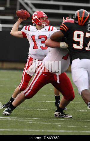 Ottobre 31, 2009 - Princeton, New Jersey, Stati Uniti - 31 ottobre 2009; Princeton, New Jersey: Cornell quarterback Ben Ganter #13 in azione di gioco durante la prima metà del gioco del NCAA Football gioco tra il Cornell Big Red e il Princeton Tigers giocato al campo di poteri a Princeton Stadium di Princeton, New Jersey. Princeton sconfitto Cornell 17,13..Mandatory Credit: Alan Maglaque / Foto Stock