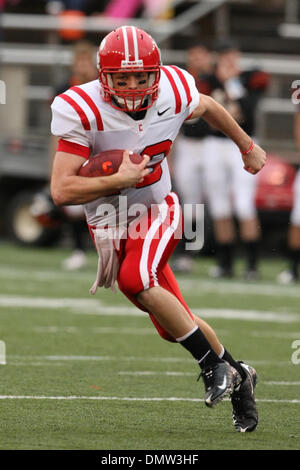 Ottobre 31, 2009 - Princeton, New Jersey, Stati Uniti - 31 ottobre 2009; Princeton, New Jersey: Cornell quarterback Ben Ganter #13 in azione di gioco durante la prima metà del gioco del NCAA Football gioco tra il Cornell Big Red e il Princeton Tigers giocato al campo di poteri a Princeton Stadium di Princeton, New Jersey. Princeton sconfitto Cornell 17,13..Mandatory Credit: Alan Maglaque / Foto Stock