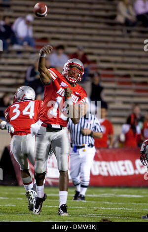 Università del Nuovo Messico quarterback Donovan Porterie (15) invia la sfera verso il basso campo. Università del Nuovo Messico è stato sconfitto dall'Università del Nord del Las Vegas 34-17 all'Università del New Mexico Football Stadium. (Credito Immagine: © lunga Nuygen/Southcreek globale/ZUMApress.com) Foto Stock