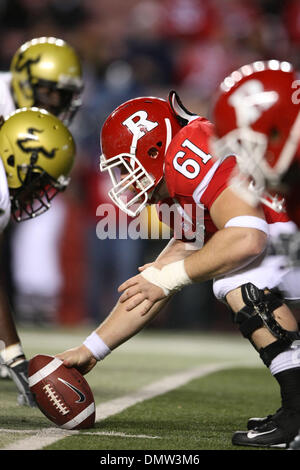 Nov. 12, 2009 - Piscataway, New Jersey, Stati Uniti - 12 novembre 2009; Piscataway, New Jersey: Rutgers center Ryan Blaszczyk #61 in azione di gioco durante la prima metà del gioco del NCAA Football gioco tra il USF Bulls e la Rutgers Scarlet Knights giocato alla Rutgers Stadium di Piscataway, New Jersey. A metà, Rutgers conduce USF 13-0..Mandatory Credit: Alan Maglaque / Southcreek Foto Stock