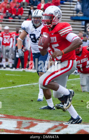 Università del Nuovo Messico Quarterback Donovan Porterie (15) corre la palla. L'Università del New Mexico è stato sconfitto da BYU 19-24 all'Università Football Stadium di Albuquerque, Nuovo Messico. (Credito Immagine: © lunga Nuygen/Southcreek globale/ZUMApress.com) Foto Stock