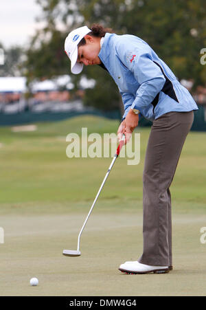 Nov. 19, 2009 - Richmond, Texas, Stati Uniti - 19 Novembre 2009: Lorena Ochoa putts il sedicesimo foro durante il round di apertura del LPGA Tour campionato svoltosi a Houstonian Golf e Country Club di Richmond, Texas. Credito: Diana L. Porter / Southcreek globale di credito (Immagine: © Southcreek globale/ZUMApress.com) Foto Stock