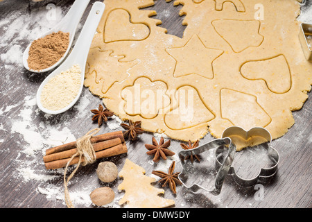 La preparazione di biscotti di panpepato con ingredienti Foto Stock